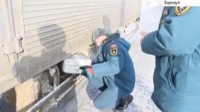На Алтайской трассе водитель грузовика не смог завести автомобиль. На помощь пришли сотрудники МЧС смотреть онлайн