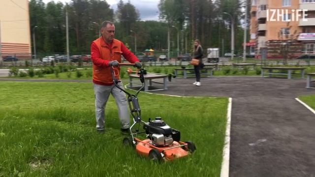 Дворник-художник Семен Бухарин рисует на газоне смотреть онлайн