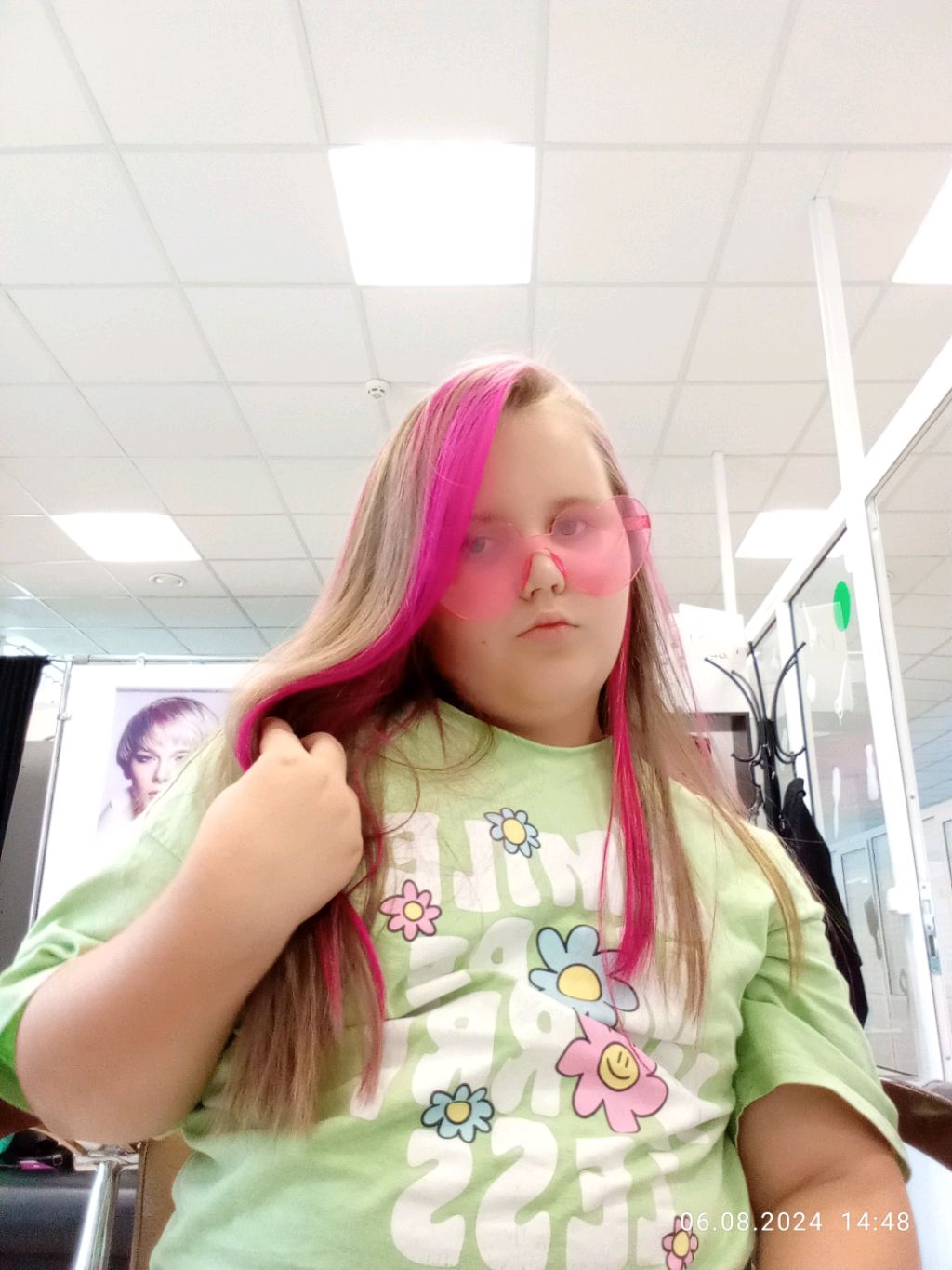 я покрасила волосы в розовой а до этого у меня были красные