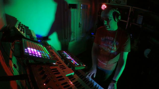 3:00 p.m. (Behringer Deepmind 12 - Moog Mother 32) смотреть онлайн