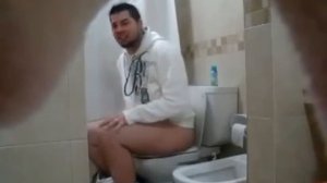 Приклеили парня к туалету