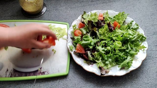 Весенний лёгкий салат на каждый день с заправкой Цезарь/ салат с курицей, помидорами и зеленью смотреть онлайн