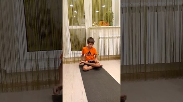 Как сесть в позу (лотоса) смотреть онлайн