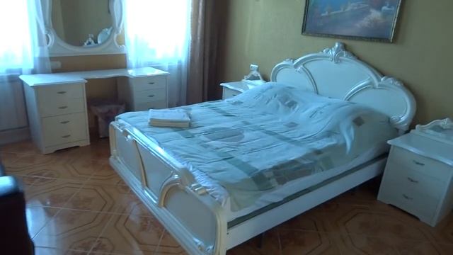 Феодосия Дом, 1 этаж, 2 комнатный номер белая кровать смотреть онлайн