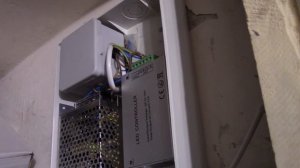 Светодиодная лента с контроллером и датчик движения . Пример использования .