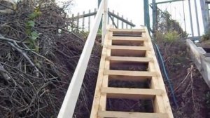 Деревянная самодельная лестница 6 м в высоту и берег Волги