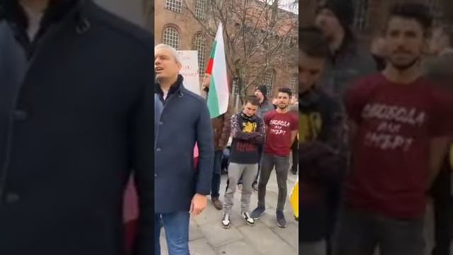 2023/03/09 - Болгарский народ протестует перед муниципалитетом Софии