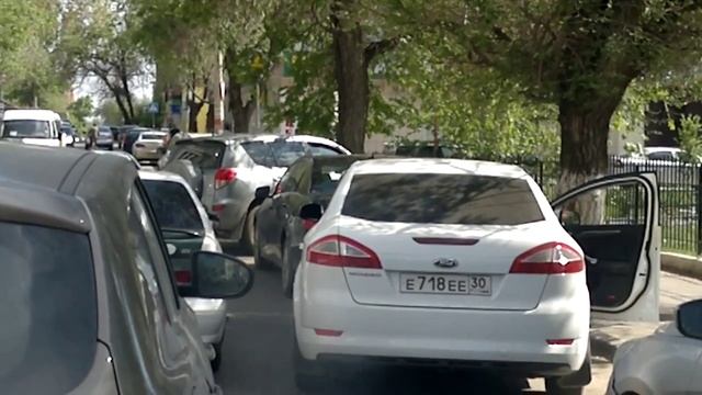 Хроническая пробка у Сбербанка ул.Кирова,запрещающий знак лишь для проформы!)2015 05 15 1561 смотреть онлайн