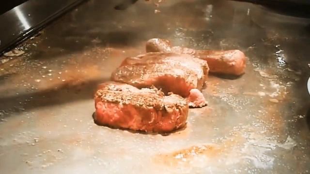 ВОСХИТИТЕЛЬНАЯ ЯПОНСКАЯ КУЛИНАРИЯ - ШЕФ-ПОВАР ГОТОВИТЬ ГОВЯДИНУ КОБЕ И ГАРНИРЫ смотреть онлайн