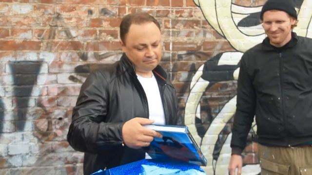 Граффити художник Габриэль Спектр рисует во Владивостоке смотреть онлайн