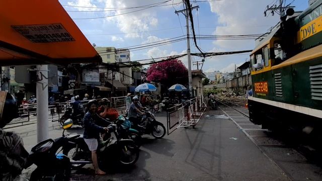 14 Trains arriving and departure in Ho Chi Minh City at daytime (2019) смотреть онлайн