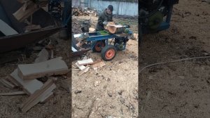 Самодельный транспортер и дровокол друг в работе