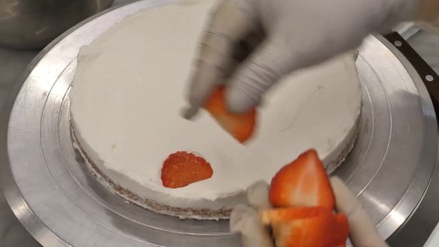 보기만해도 기분이 좋아지는! 정성 가득한 상큼 달달 딸기 생크림 케이크 / Amazing strawberry cream cake making / korean street food смотреть онлайн