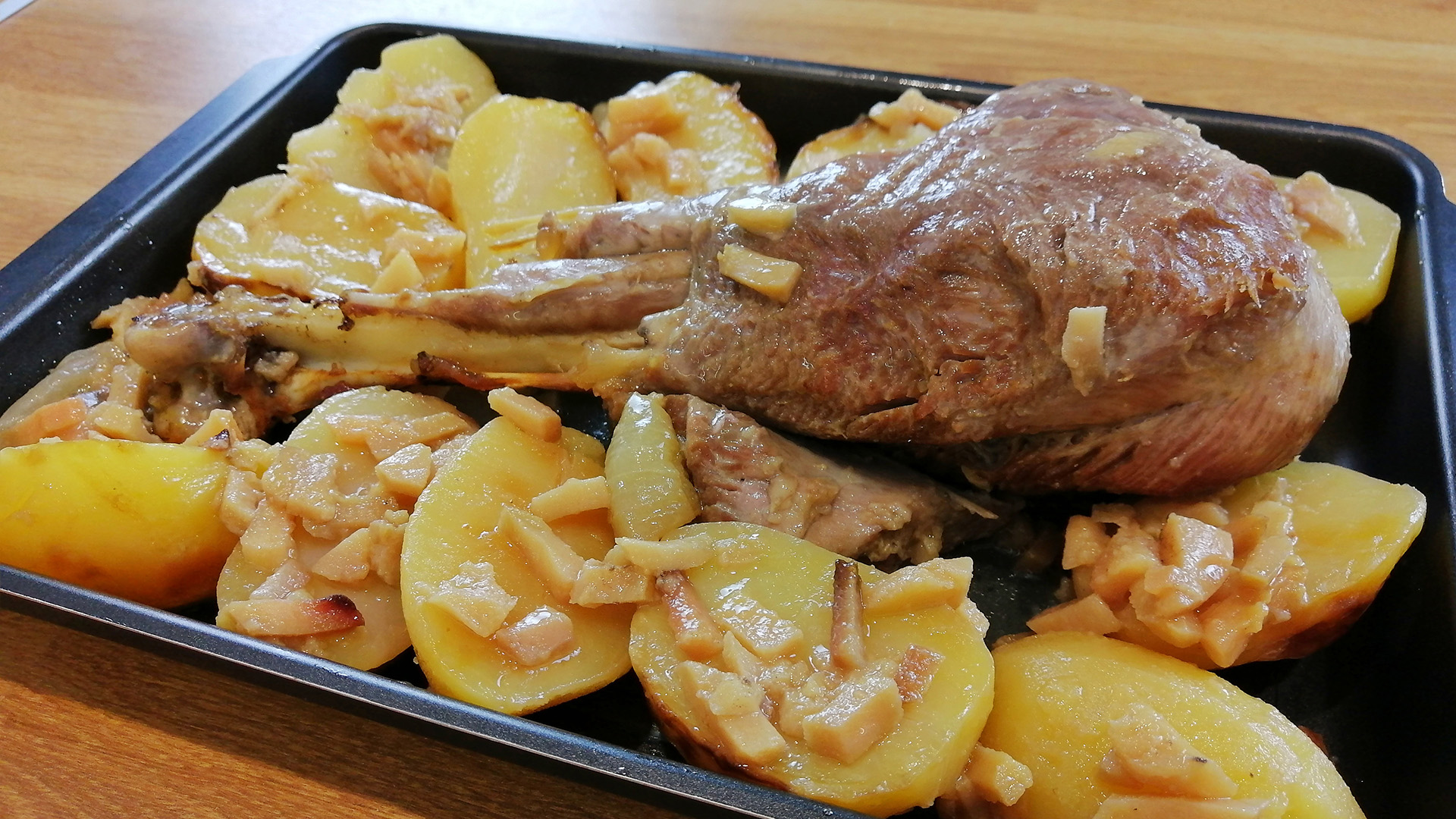 ГОЛЕНЬ ИНДЕЙКИ с айвой и картофелем. Диетический рецепт на праздничный стол смотреть онлайн