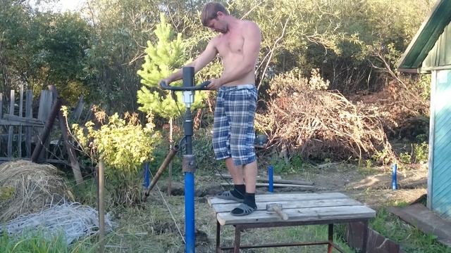 Вкручивание винтовых свай,один человек.
