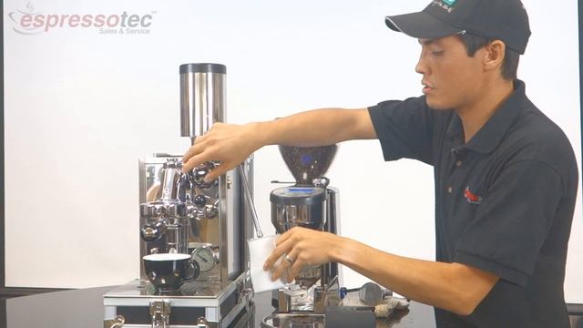 Making a Latte With The Rocket Porta Via Portable Espresso Machine смотреть онлайн