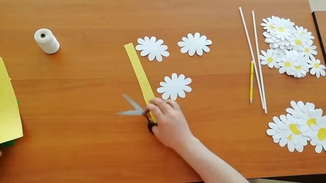 22.05.2020г. Видео занятие: "Гирлянда из белых ромашек". Работа с бумагой. смотреть онлайн