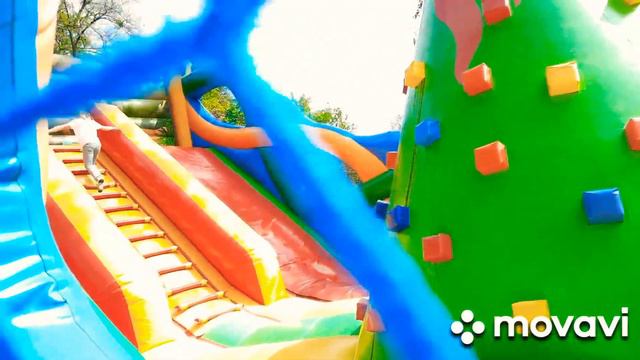 МНОГО ЭНЕРГИИ, МНОГО МЕСТА РАЗГУЛЯТЬСЯ! ПОКОРЕНИЕ НАДУВНОГО ИГРОВОГО КОМПЛЕКСА! смотреть онлайн