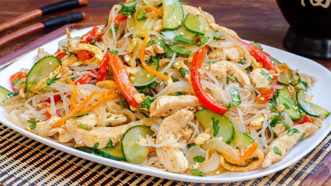 Подари своей половинке романтическое путешествие.
ФУНЧОЗА С КУРИЦЕЙ И ЯЙЦАМИ