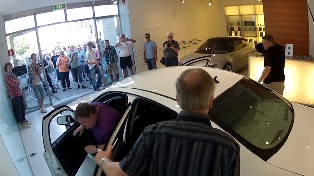 Saab History: Backing in the last Saab built into the Saab Car Museum смотреть онлайн