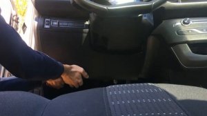 Как открыть крышку предохранителей в салоне Peugeot 308 sw t9