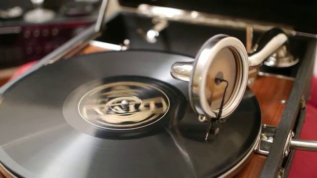 "He's So Unusual" - Annette Hanshaw (as Patsy Young) смотреть онлайн