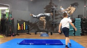 Колесо через голову. Акробатика, дети 5-8 лет.