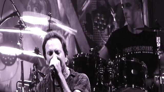 Pearl Jam - Missing (Chris Cornell) - Wrigley Field (August 18, 2018) смотреть онлайн