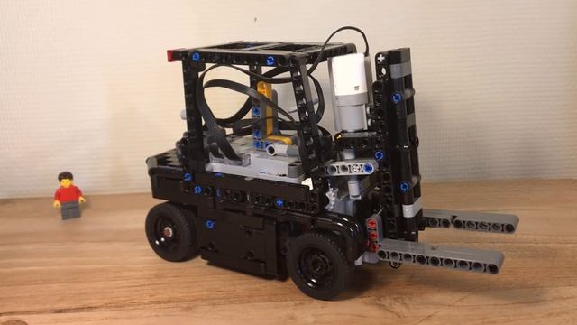 Лего техник вилочный погрузчик / обзор / LEGO TECHNIC / 2022 смотреть онлайн