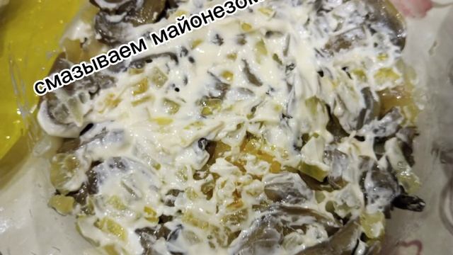 Салат с курицей, грибами и черносливом смотреть онлайн