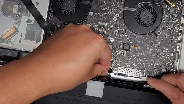 Mid 2010 15 Inch MacBook Pro A1286 Disassembly RAM SSD Hard Drive Upgrade Battery Replacement Repai смотреть онлайн