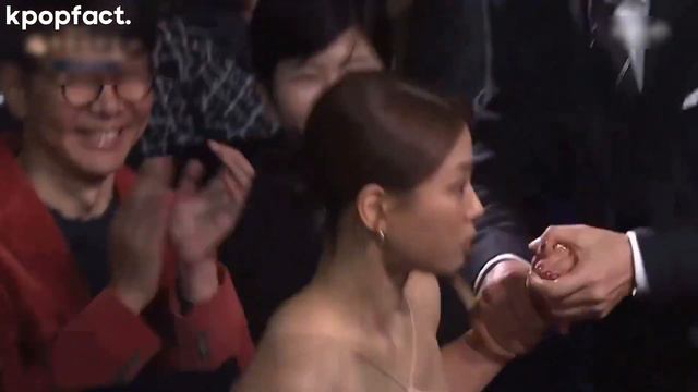Go Min Si Funny Reaction When She Win Award & When See NewJeans at Blue Dragon Film Award 2023 смотреть онлайн