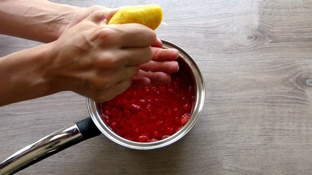 Easy Strawberry Chia Jam (vegan) | The Simple Green смотреть онлайн