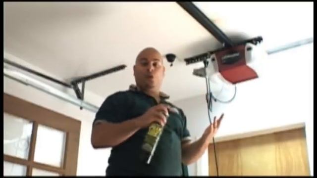 How To Lubricate Your Noisy Garage Door смотреть онлайн