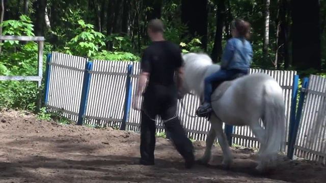 Ульяна Андрейковская и Лиза Горностаева катаются на лошадках и лопают мороженое смотреть онлайн