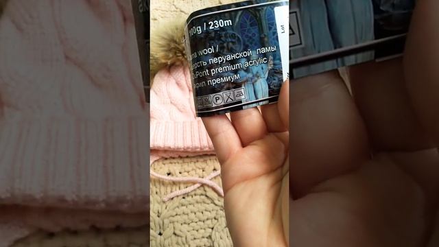 МОДНАЯ ДЕТСКАЯ ШАПКА СПИЦАМИ. ТЁПЛАЯ ШАПКА С ПОМПОНОМ. смотреть онлайн