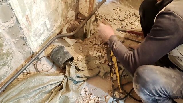 ПРОБИЛИ ПОЛ К СОСЕДЯМ! Замена труб водоснабжения и канализации. Ремонт старой квартиры своими рукам смотреть онлайн