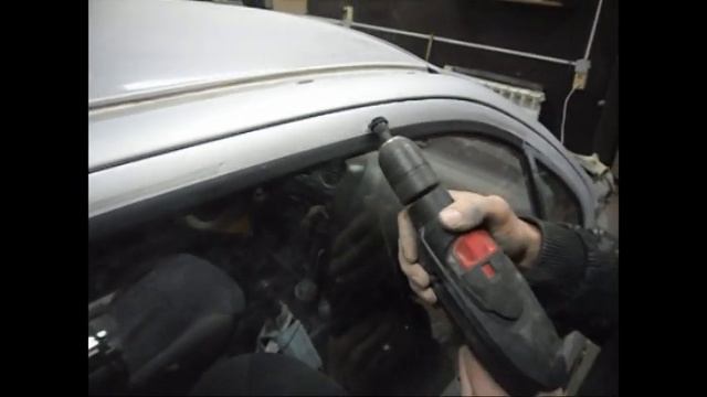 как убрать двухсторонний скотч с помощью вентиля "соска" с кузова автомобиля смотреть онлайн