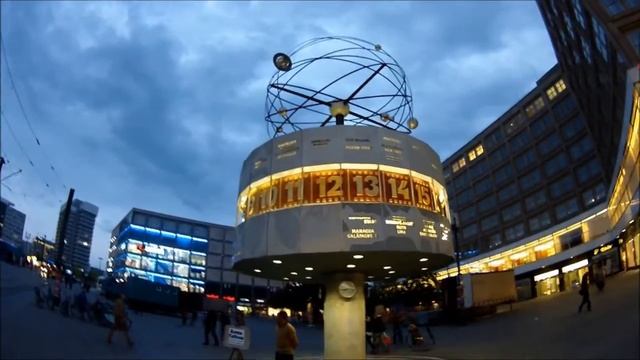 Berlin Alexanderplatz - Einmal um die Weltzeituhr смотреть онлайн
