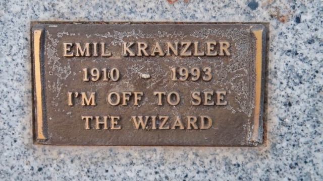 The Grave Of A Munchkin From The Wizard Of Oz | Emil Kranzler At Green Acres Cemetery смотреть онлайн