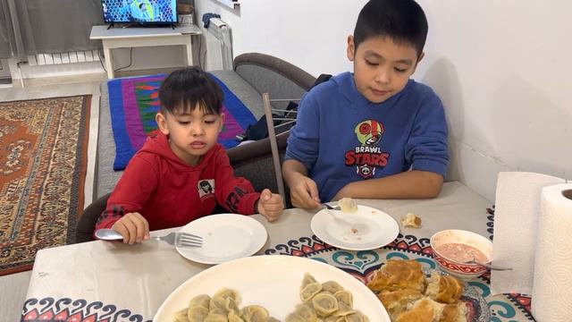 Мукбанг долгожданные пельмени для Данеки.Mukbang смотреть онлайн