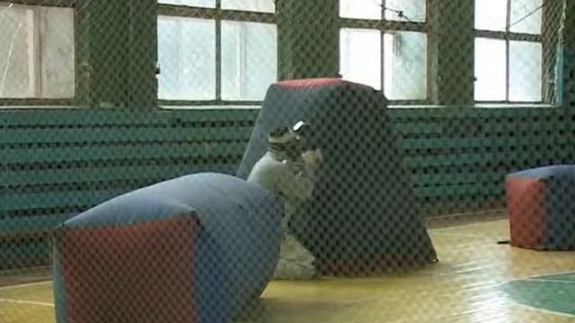 В спортивном зале МЭЦ 'Юность' спортсмены Кузнецка готовятся к соревнованиям. Апрель 2013 год. смотреть онлайн