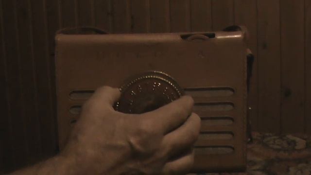 Старе портативне батарейне лампове радіо Bulova 247. Канада. 1957 р. Прийом вечером на СВ діапазоні смотреть онлайн