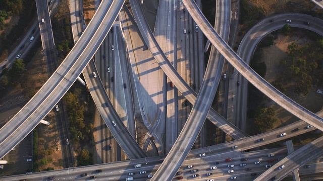 Comp_LA_A005_C009_v05_t9_6M.mov