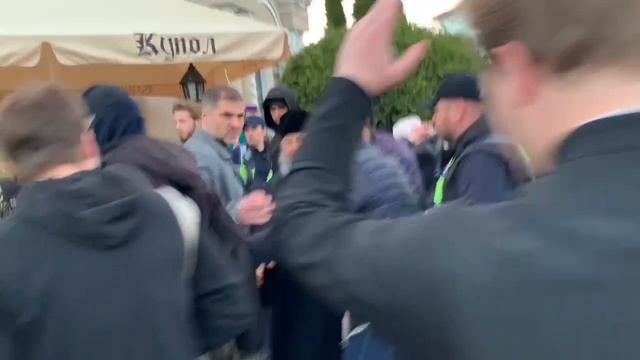 Группа радикалов попыталась напасть на Блаженнейшего Митрополита Онуфрия смотреть онлайн