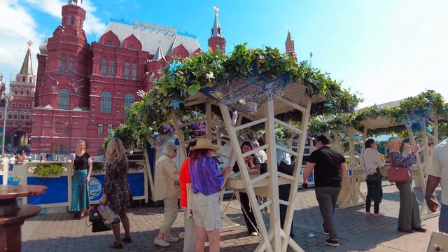 4K Hungry Russians eat sea urchins and crabs in downtown Moscow Moscow Fish WeekРыбная неделя Москв смотреть онлайн