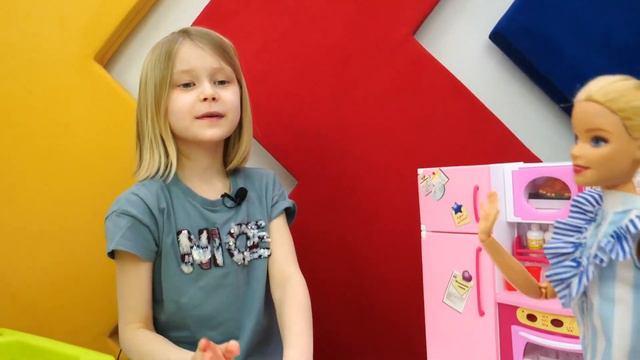 Кукла Барби собирается на море! Что же она с собой возьмет? Интересное видео про игры для девочек смотреть онлайн