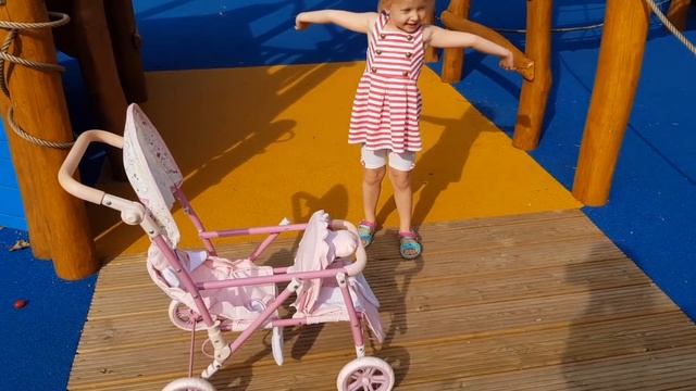 Эльвира и кукла Беби Борн Катя Играют с водой на Площадке смотреть онлайн