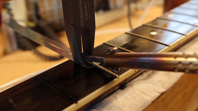 Pulling out a fret on S.Yairi YD-303 смотреть онлайн