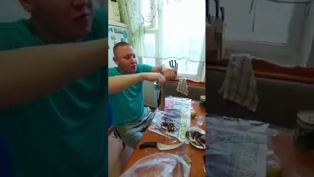 Как чистить селёдку!! Показывает Серёга, и поздравляет всех с наступающим новым 2023 годом!!! смотреть онлайн